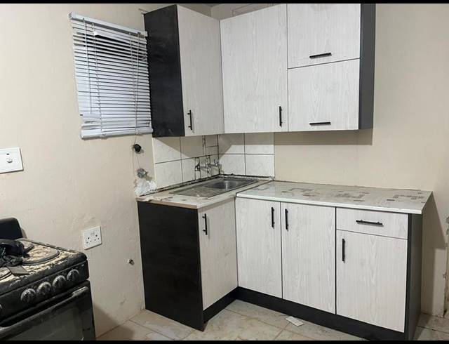 6 BEDROOM APARTMENT FOR SALE IN PROTEA GLEN